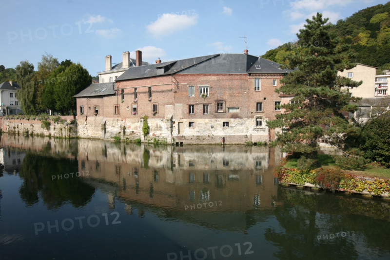 France, Haute Normandie, eure, pont audemer, entreprises sur la risle et locaux de la mairie, riviere, batiments