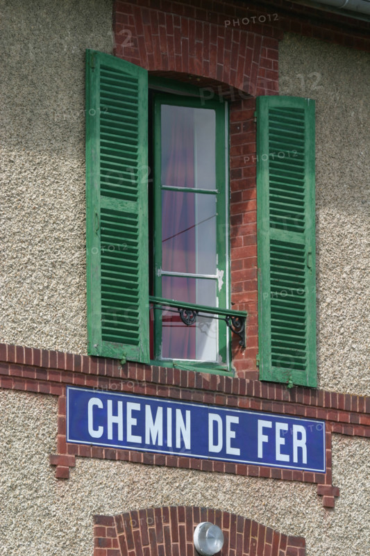 France, Haute Normandie, eure, le bec hellouin, ancienne gare de chemin de fer, fenetre, panneau,