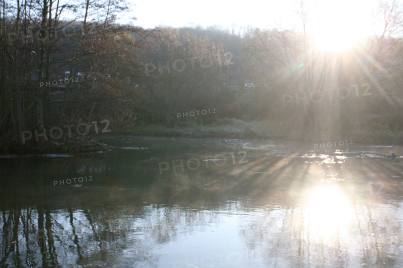 France, Normandie, eure, louviers, source d'eau chaude qui fume, rayons du soleil, eau,