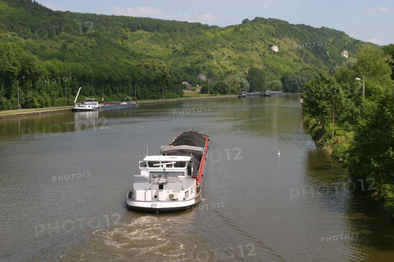 France, Haute Normandie, vallee de la Seine, eure, ecluses de poses, passage d'une peniche, transport fluvial, paysage, amfreville sous les monts,