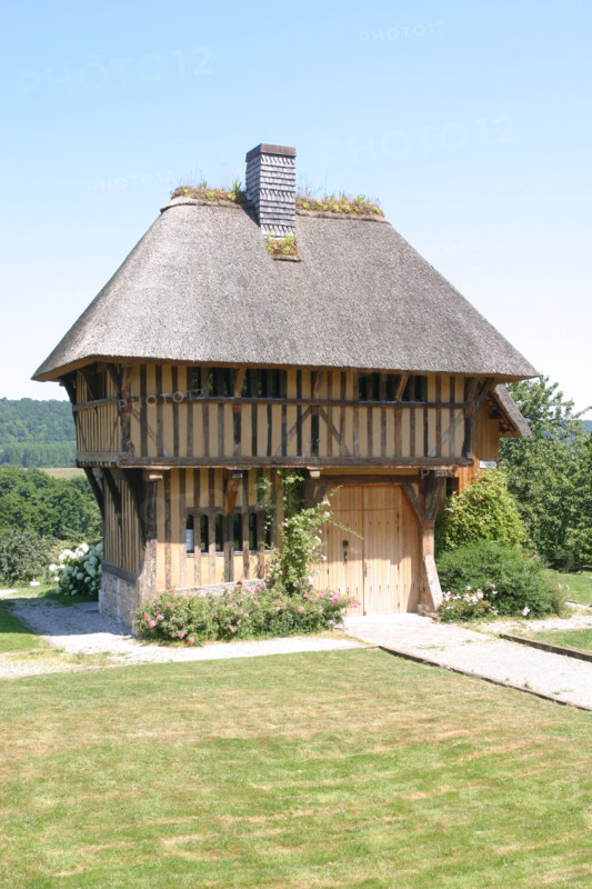 France, Haute Normandie, eure, saint sulpice de grimbouville, mairie et circuit de l'anguille, maison medievale, colombages, pans de bois, encorbellement, habitat traditionnel,
