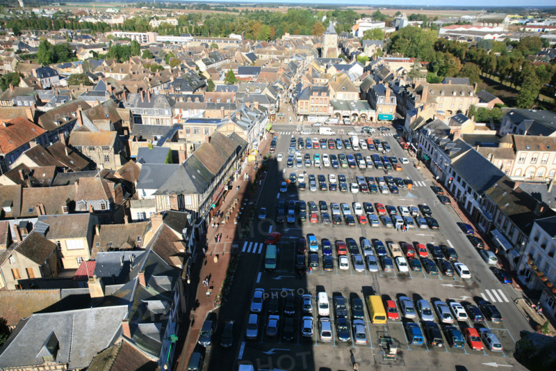 France, Haute Normandie, eure, verneuil sur avre, depuis le sommet de la tour de la madeleine, parking vehicules, place,