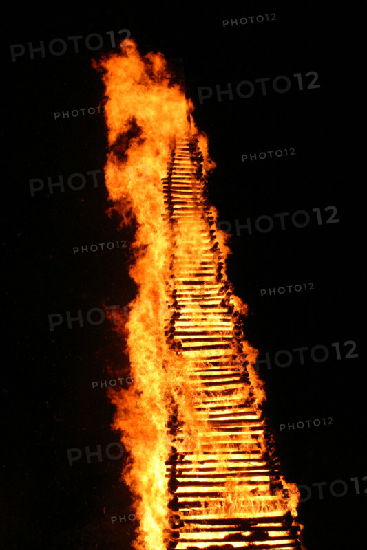 France, Haute Normandie, eure, la haye de routot, feu de saint clair, 16 juillet 2006, manifestation traditionnelle, bucher embrase,