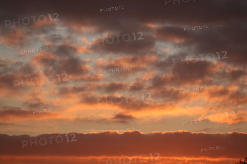 France, Haute Normandie, eure, ciel d'automne au dessus de gauciel/Evreux meteo, lever de soleil