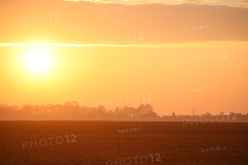 France, Haute Normandie, eure, ciel d'automne au dessus de gauciel/Evreux meteo, lever de soleil