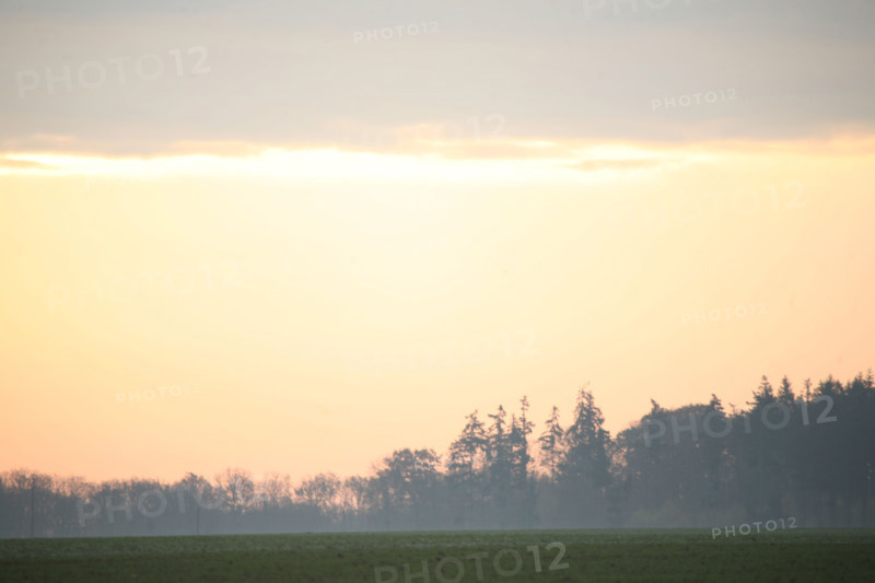 France, Haute Normandie, eure, ciel d'automne au dessus de gauciel/Evreux meteo, lever de soleil