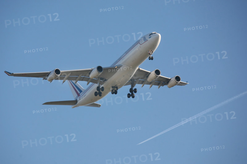 France, Normandie, eure, pays d'evreux, gauciel, airbus de la republique francaise en exercice de vol a la base aerienne 105 d'Evreux, avion, ciel bleu