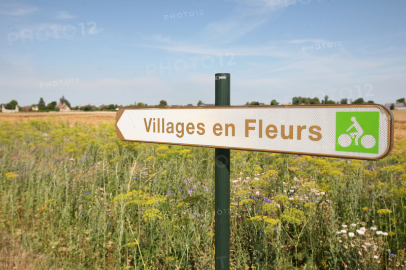France, Haute Normandie, eure, gauciel, pays d'evreux, bandes fleuries, routes, panneau villages en fleurs,
