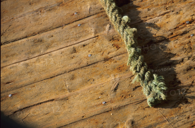 France, Normandie, Calvados, trouville sur mer, port de peche, cordage sur un plancher en bois d'un chalutier,