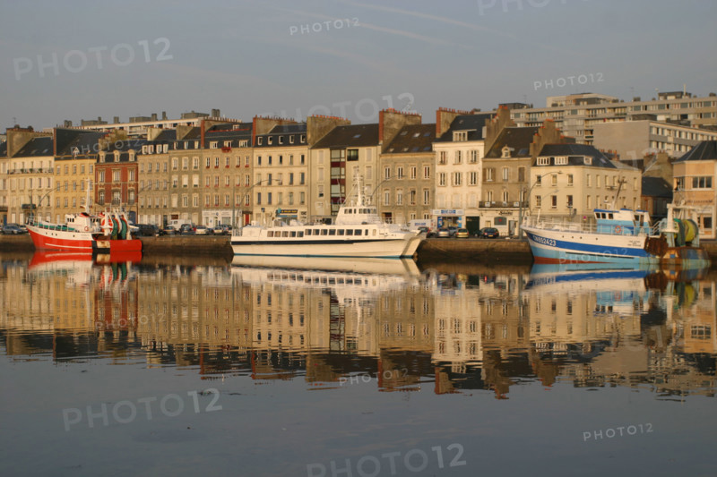 France, Normandie, Manche, Cherbourg, avant port, bateaux, chalutiers, reflet dans l'eau, maisons, quai,