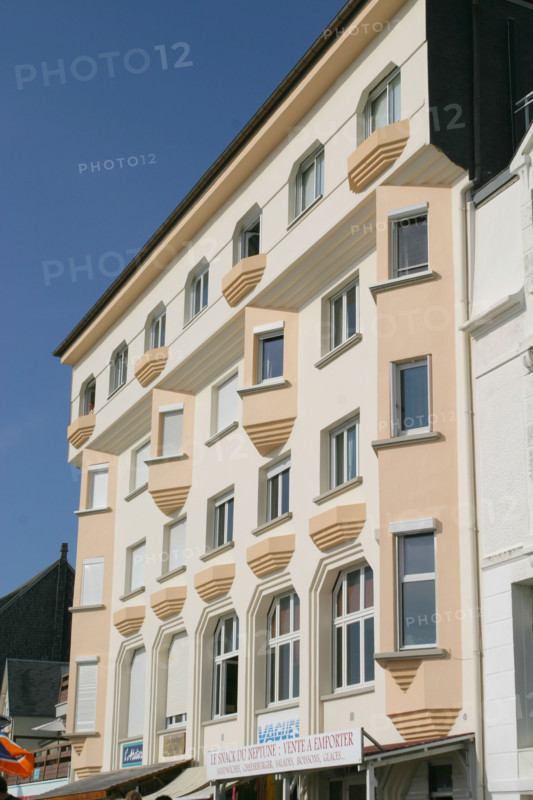 France, Basse Normandie, Manche, Cotentin, plage de coutainville, architecture balneaire des abords de la plage, front de mer,