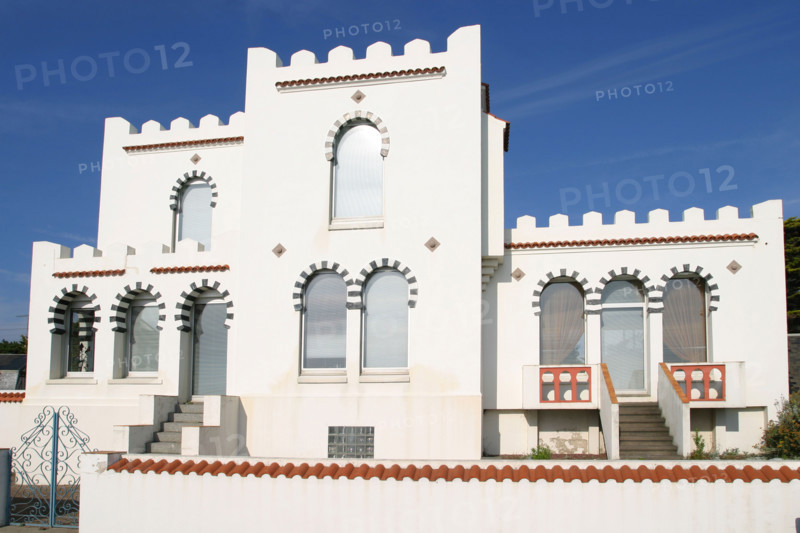 France, Basse Normandie, Manche, Cotentin, plage de Coutainville

architecture balneaire des abords de la plage, front de mer, villa mauresque