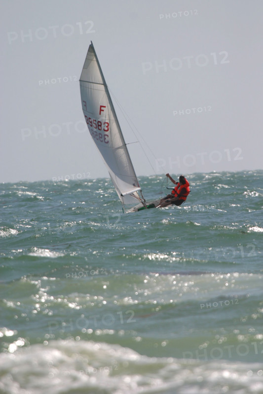 France, Basse Normandie, Manche, Cotentin, plage de Coutainville, sports de glisse, voile, deriveur, cerf volant, mer,