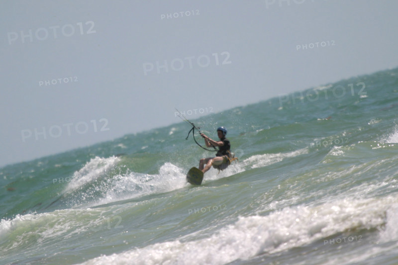 France, Basse Normandie, Manche, Cotentin, plage de Coutainville, sports de glisse, kite surf, cerf volant, mer,