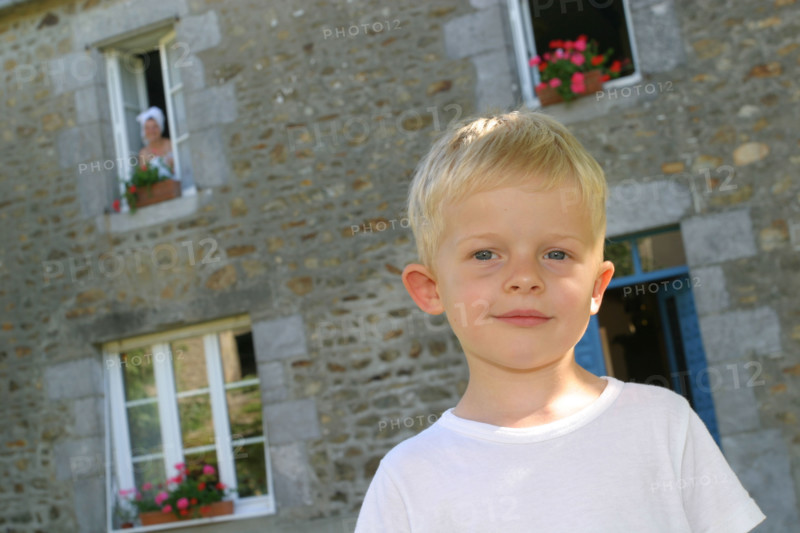 France, Basse Normandie, Manche, heugueville sur sienne, chambre d'hotes a la ferme, enfant 4 ans et sa mere a la fenetre, personnages autorises, habitat traditionnel,