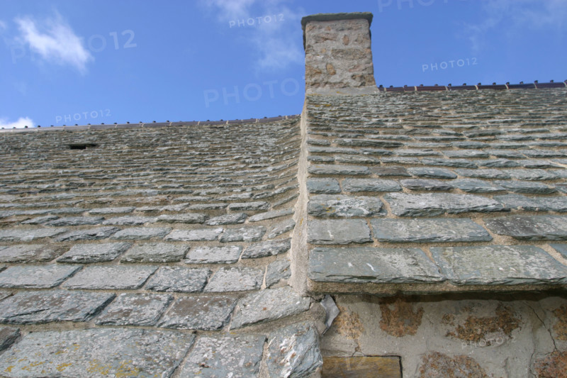 France, Normandie, Manche, val de saire, face a saint vaast la hougue, ile tatihou, toit de lauzes traditionnel, habitat, conservatoire du littooral