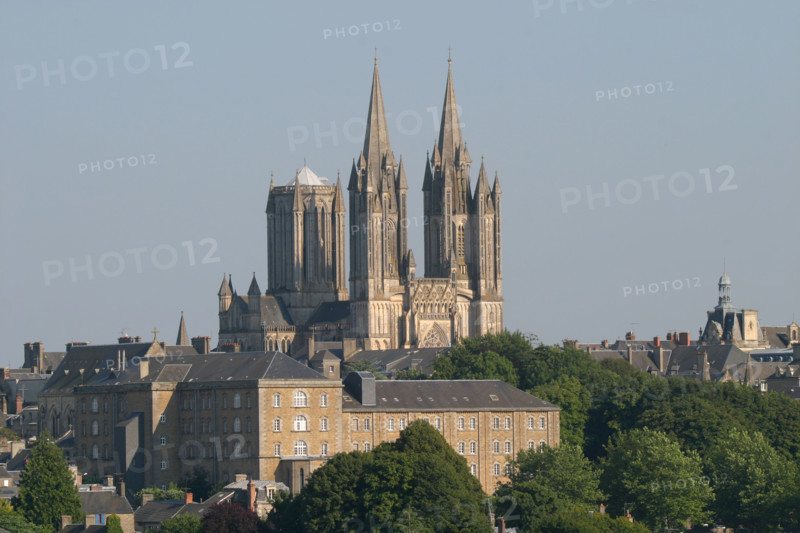 France, Basse Normandie, Manche, coutances, la cathedrale et les unelles au premier plan, tours, art gothique,