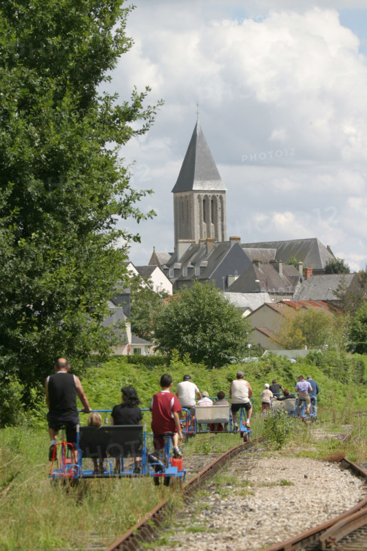 France, Basse Normandie, Manche, pays de saint lo, conde sur vire, velorail, sur l'ancienne voie ferree au bord de la vire, rails de chemin de fer, 
loisirs, personnages sur velorail