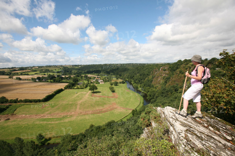 France, Normandie, Manche, pays de saint lo, conde sur vire, roches de Ham, randonneuse debout sur rocher contemplant le panorama, ciel nuageux, vallee,