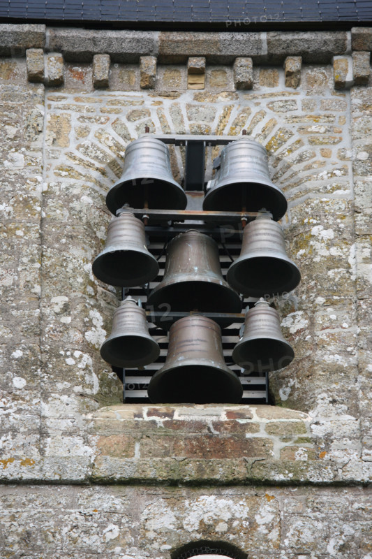 France, Basse Normandie, Manche, pays de saint lo, domjean, village fleuri 4 fleurs, detal clocher de l'eglise, carillon,