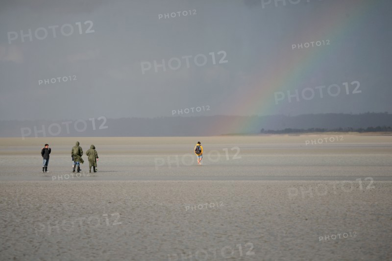France, Normandie, Manche, baie du Mont-Saint-Michel, traversee des greves, maree basse, arc en ciel, ciel d'orage, randonnee, guide des chemins de la baie,