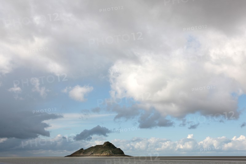 France, Normandie, Manche, baie du Mont-Saint-Michel, traversee des greves, maree basse, ciel nuageux, rocher tombelaine,