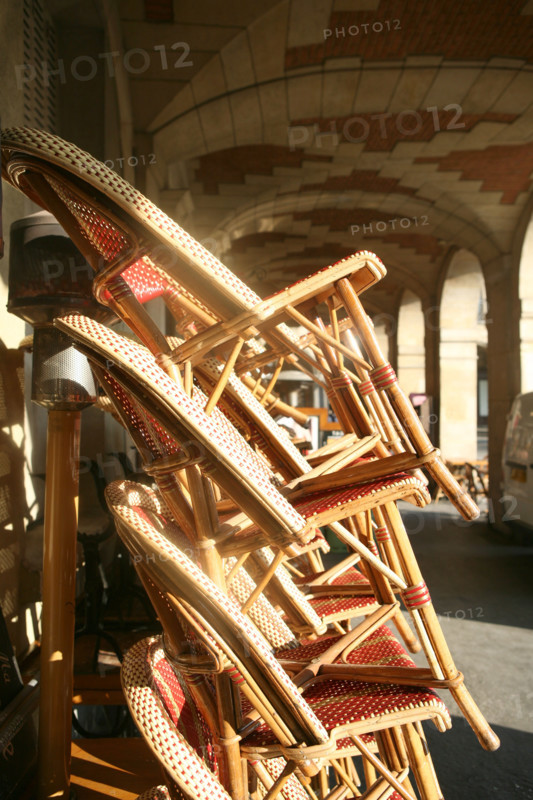 France, Paris 4e, le marais, place des vosges, appareil de briques et pierre, arcades, chaises empilees, restaurant ferme,