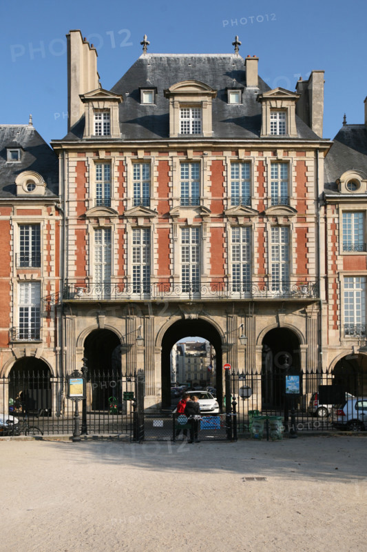 France, Paris 4e, le marais, place des vosges, pavillon de la reine, appareil de briques et pierre,