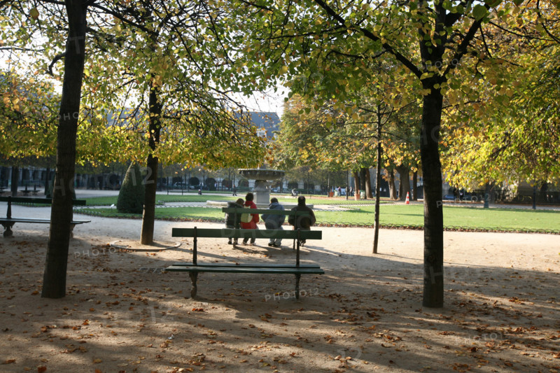 France, Paris 4e, le marais, place des vosges, square Louis XIII, pavillons, appareil de brique et pierre, pavillon de la reine, jardin,