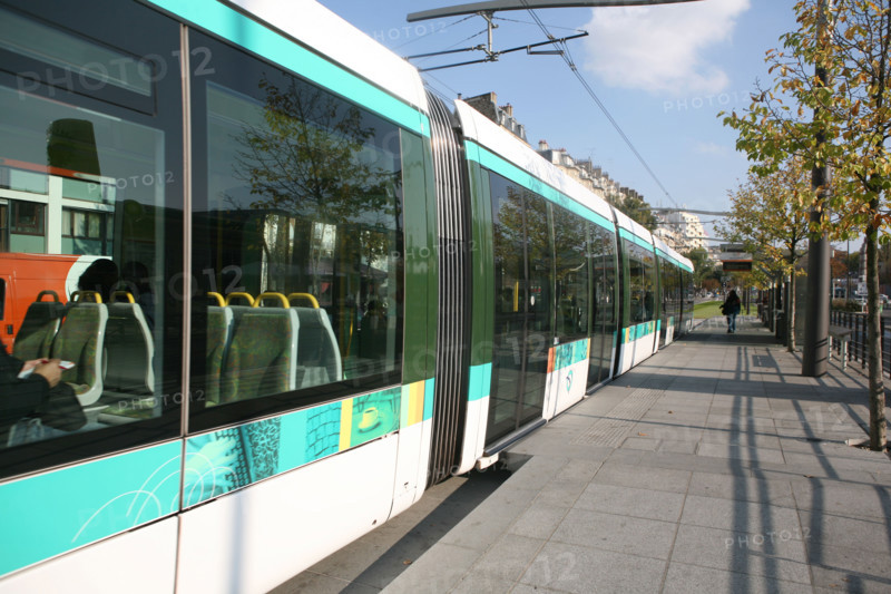 France, Paris 15e, tramway, boulevards des marechaux, station desnouettes, arret,