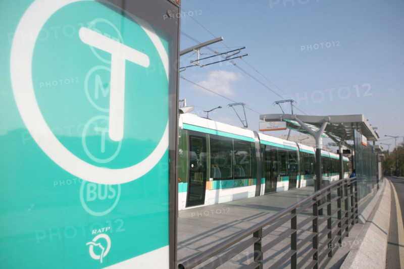 France, Paris 15e, tramway, boulevards des marechaux, station, arret, pont du garigliano, RATP,
