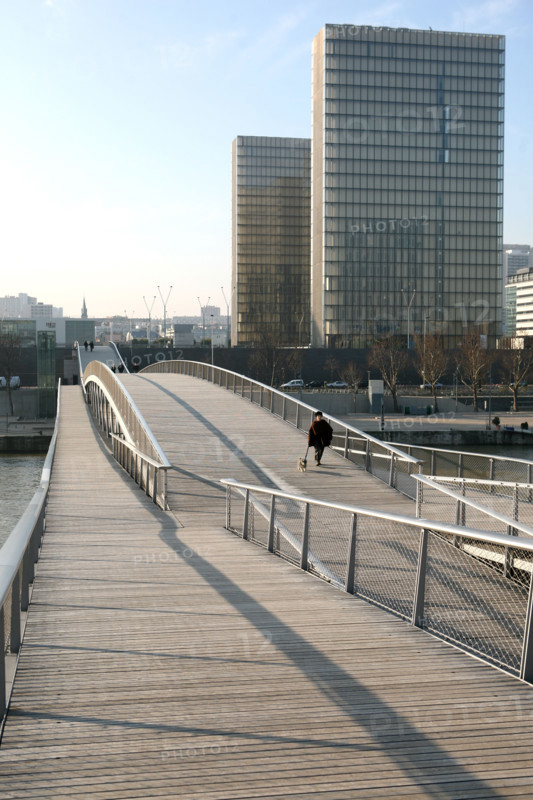 France, Paris 13e, quartier bibliotheque Francois Mitterrand, quai Francois Mauriac et passerelle simone de beauvoir, architecte passerelle dietmar feichtinger, architecte BNF dominique perrault,