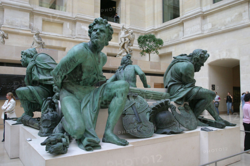 France, Paris 1er, musee du louvre, cour puget, groupe de sculpture, les nations soumises, cour puget,