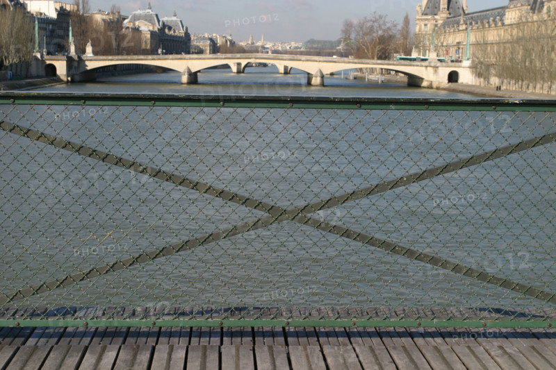 France, Paris 1e, pont des arts, cycliste, velo, Seine, pont de la tournelle, motif parapet, diagonale,
