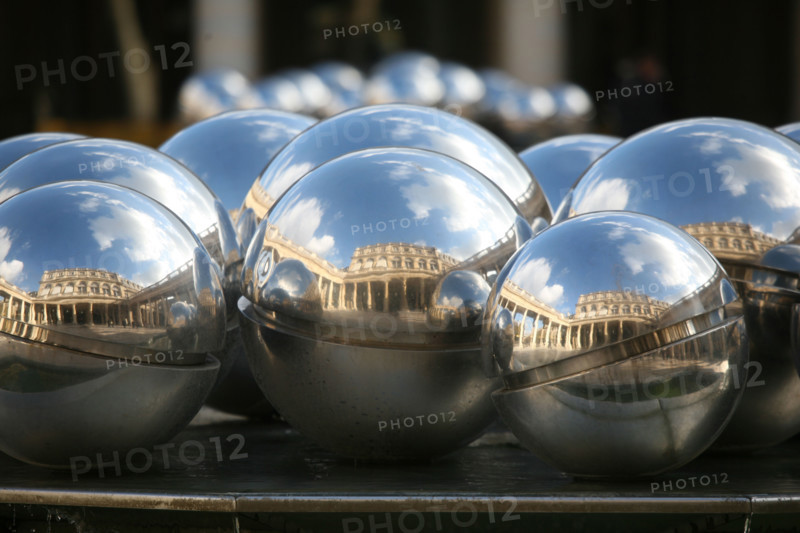 france, paris 1 - palais royal - fontaines a boules de Pol Bury (1985)