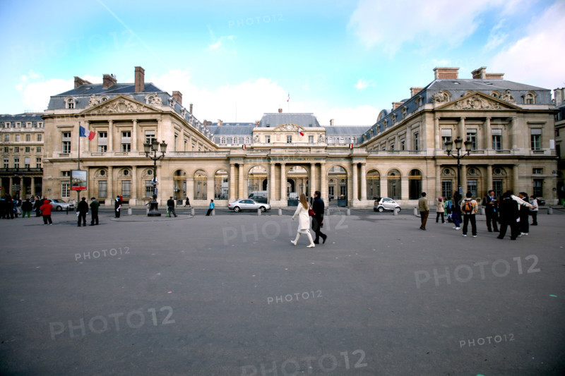 France, Paris 1e, place du palais royal, conseil d'etat, institution, passants,