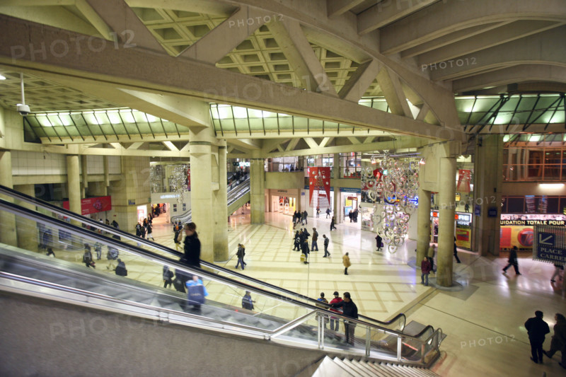 France, Paris 1e, les halles, forum des halles, commerces, escalators, place carree, foule, metro,