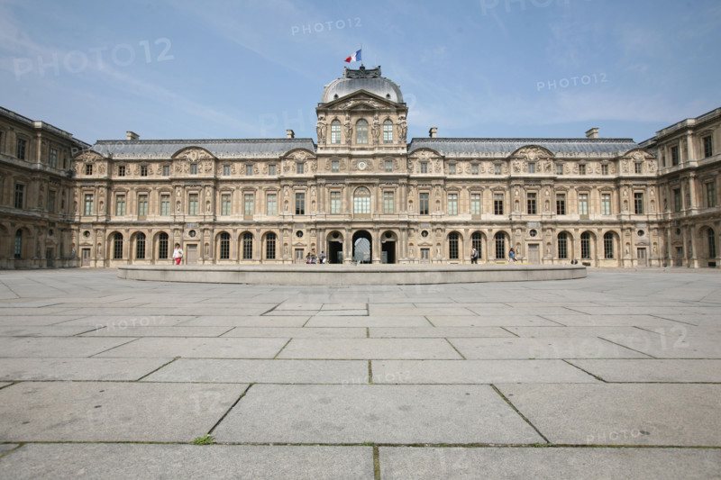France, Paris 1e, musee du louvre, cour carree, pavillon, paves, bassin,