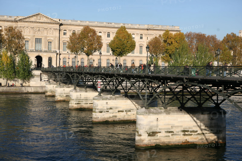 France, Paris 6e-1er, pont des arts et musee du louvre en fond, Seine, passants,