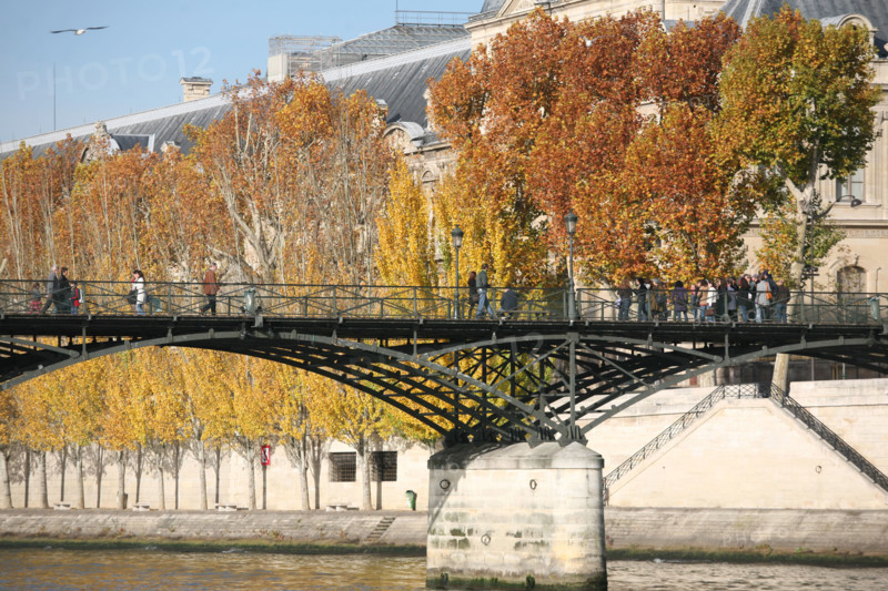 France, Paris 6e-1er, pont des arts et musee du louvre en fond, Seine, passants, arbres, automne,