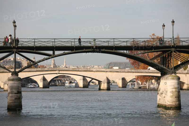 France, Paris 6e-1er, pont des arts, Seine, passants, pont de la tournelle, Seine,