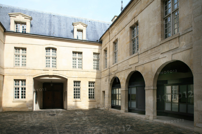 France, Paris 3e, le marais, hotel particulier, hotel de Donon, musee cognacq jay, facade sur cour et aile renovee, rue elzevir,