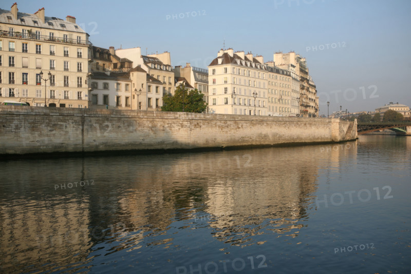 France, Paris 4e, ile de la cite, quai aux fleurs, la Seine, immeubles,