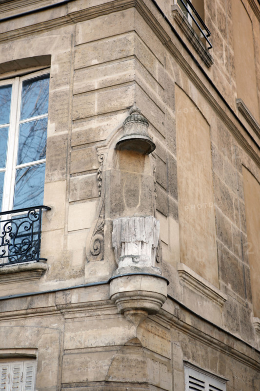 France, Paris 4e, ile saint Louis, quai d'Anjou, rue le regrattier, sculpture dans l'angle de l'immeuble, femme sans tete,