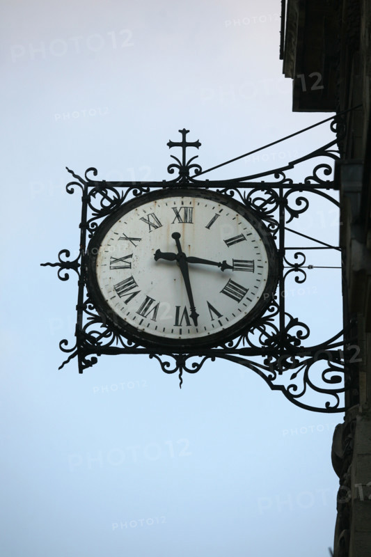 France, Paris 4e, ile saint Louis, eglise Saint Louis en l'ile, detail horloge,