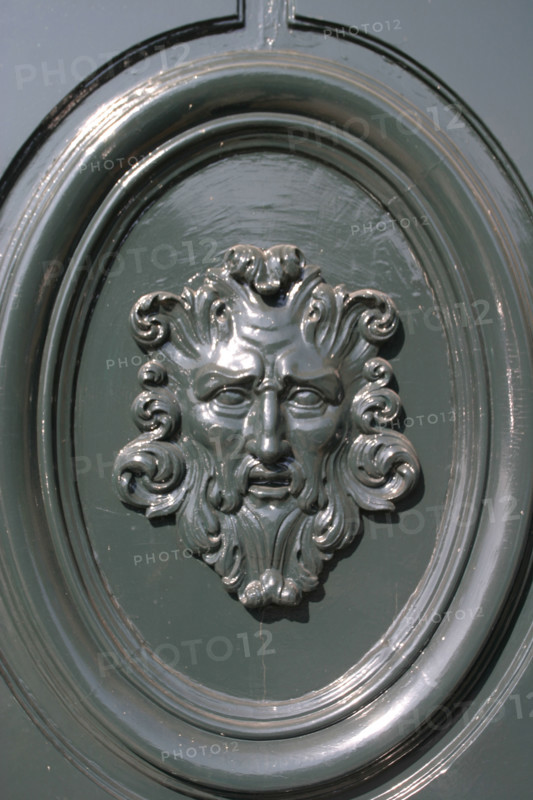 France, Paris 4e, ile saint Louis, hotel lambert, detail d'une porte donnant sur le quai d'anjou, visage, figure, mascaron,