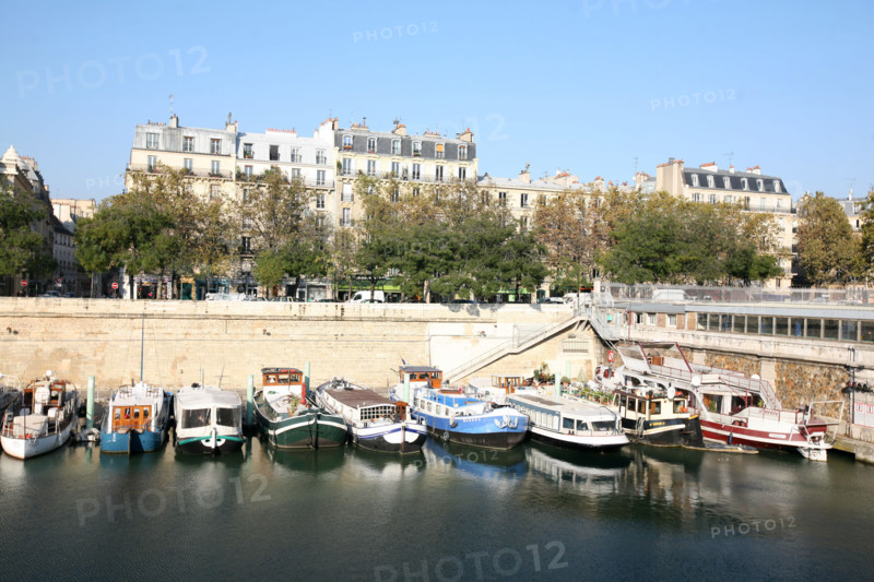 France, Paris 4e, bastille, port de l'arsenal, bateaux de plaisance, voiliers, peniches, quai, immeubles,