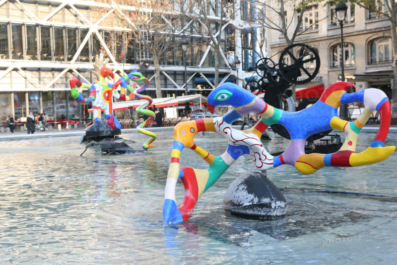 France, Paris 4e, beaubourg, place stravinsky, fontaine stravinsky, Niki de saint Phalle et Jean Tinguely, artistes,