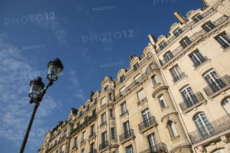 France, Paris 4e, ile de la cite, quai aux fleurs, immeuble, lampadaire, ciel bleu legereent nuageux,