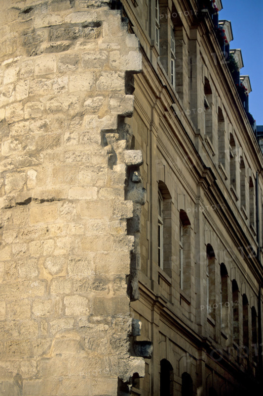France, Paris 4e, le marais, vestiges de la muraille de philippe auguste, rue des jardins saint paul, immeubles,